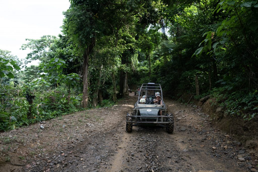 Conduce un buggie en medio de la selva en el circuito de Buggies de La Hacienda Park