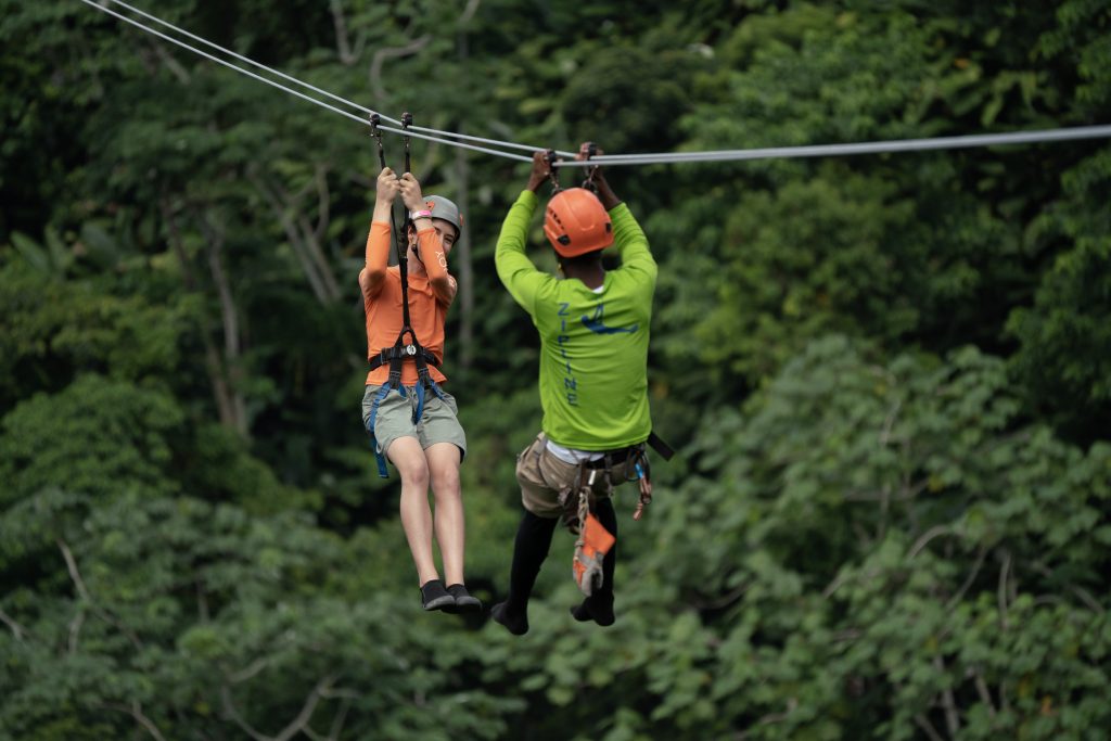 Disfruta una actividad segura en La Hacienda Park, circuito de ziplines.