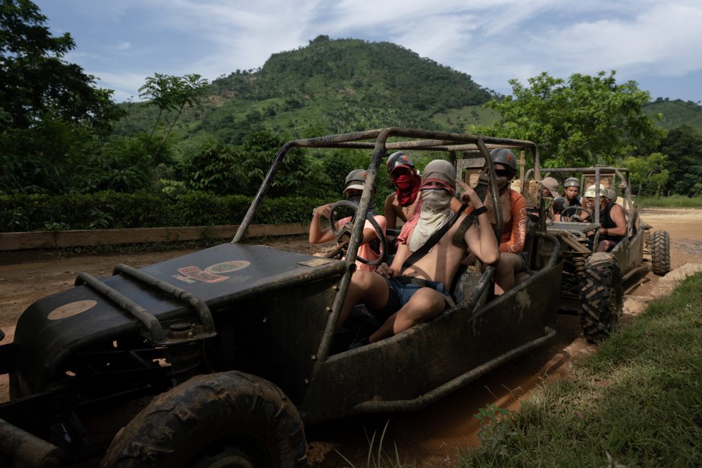 Turistas disfrutando el mejor circuito de buggies en República Dominicana.