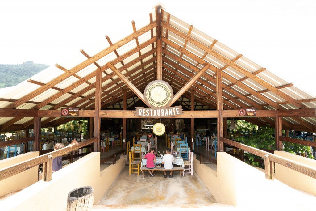 Experiencia gastronómica en el restaurante de La Hacienda Park