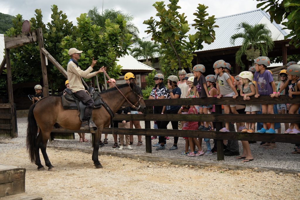 Explicación previa a la cabalgata en La Hacienda Park