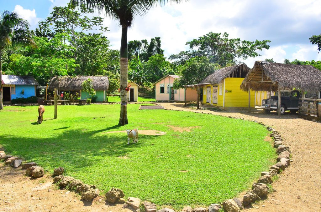 Excursiones Punta Cana, visita al pueblo campesino en e Safari Cultural de La Hacienda Park Punta Cana